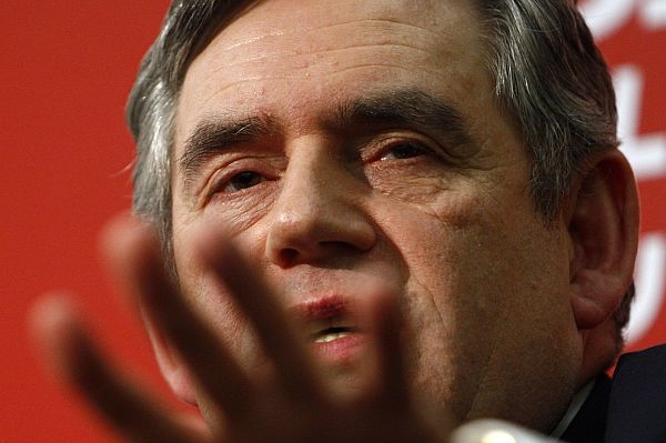 Gordon Brown není žádná křehká květinka, brání ho spolupracovníci.